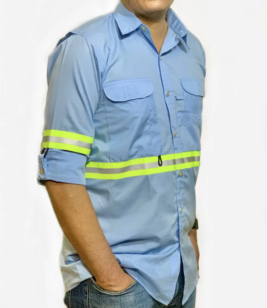 Camisa de trabajo con cintas reflectivas en el torso y las mangas.
